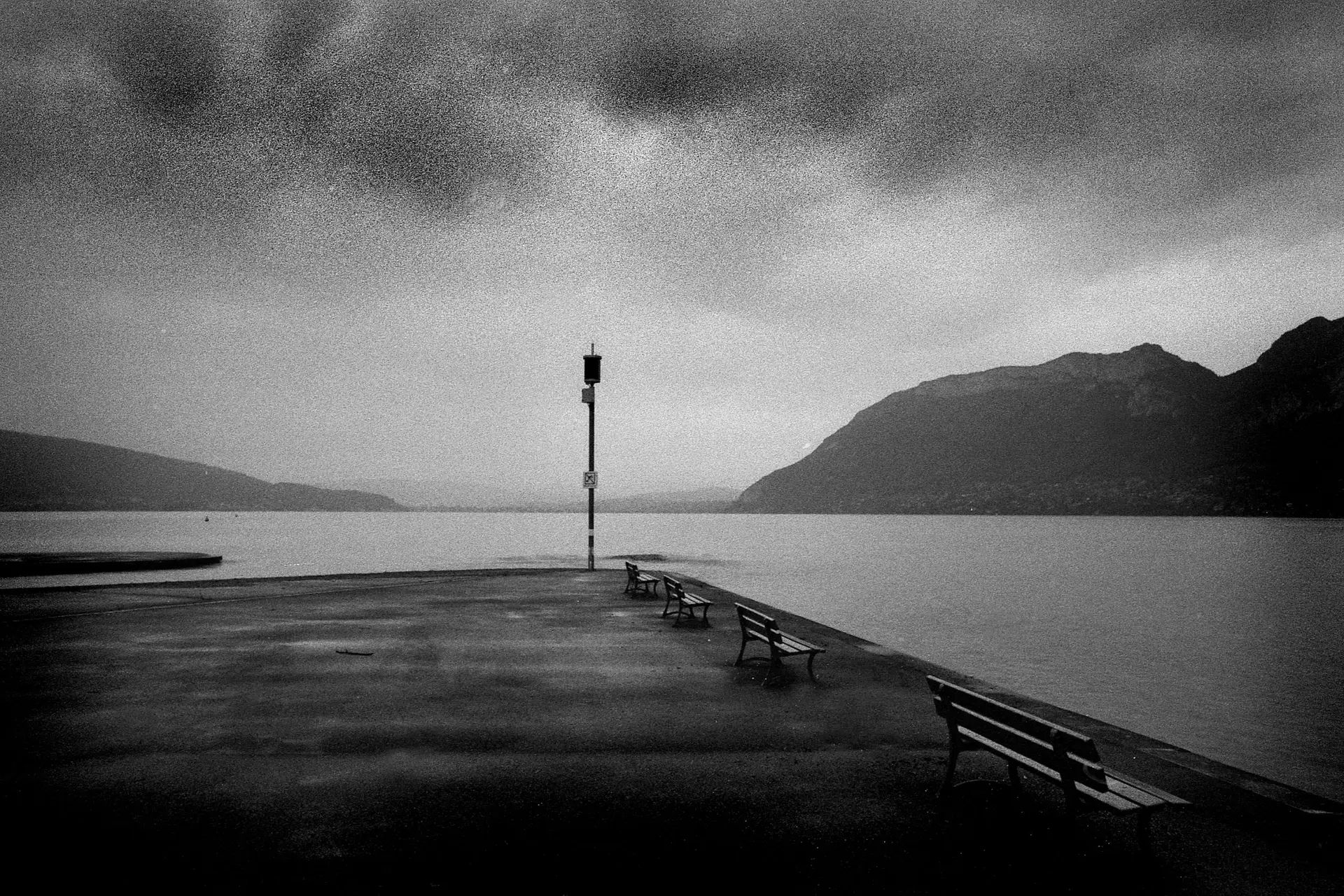 Paysage du lac d’Annecy dans les Alpes