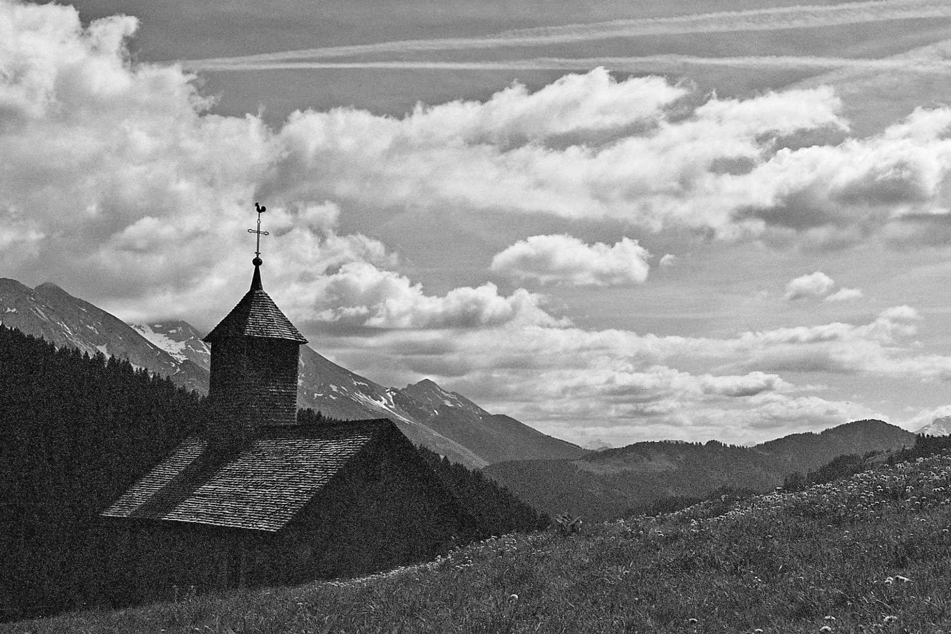 Chapelle alpine au Col des Annes dans les Aravis, symbolisant l'ancrage local d'Aravis Partenaires.
