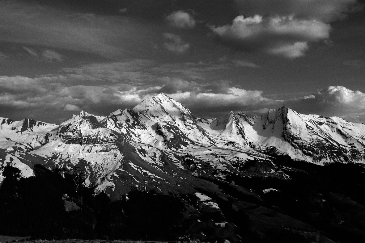 Le Mont Charvin, symbole de solidité pour illustrer les allocations d'actifs et la gestion de patrimoine par Aravis Partenaires.