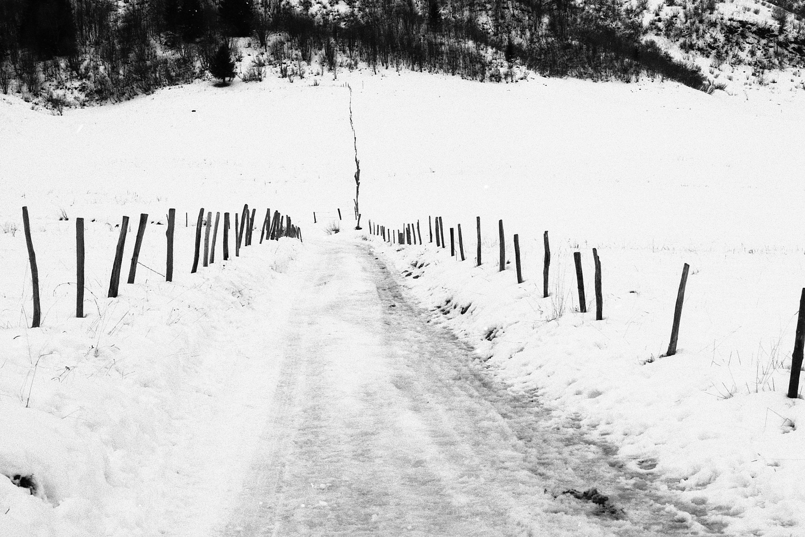 La Route de la Soif enneigée depuis le Col des Aravis, symbolisant le suivi des indicateurs financiers d'Aravis Partenaires.