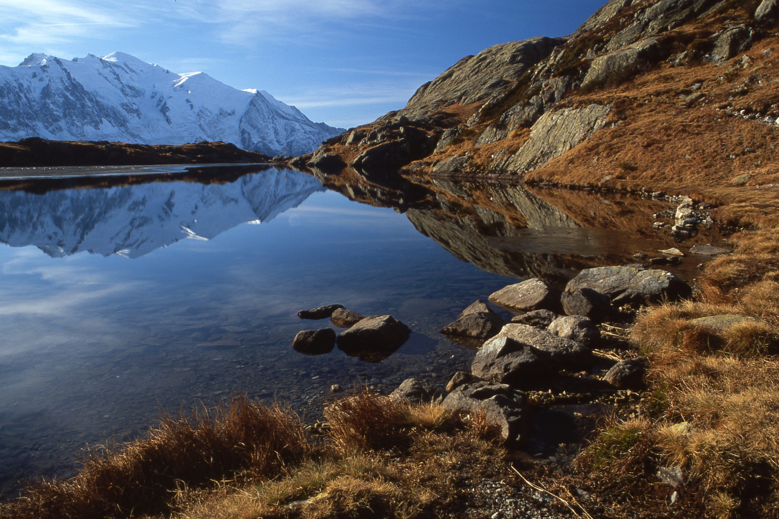 Reflet du Massif du Mont Blanc dans les Lacs de Chéserys sur les Grands Balcons Sud, illustrant l'histoire d'Aravis Partenaires.